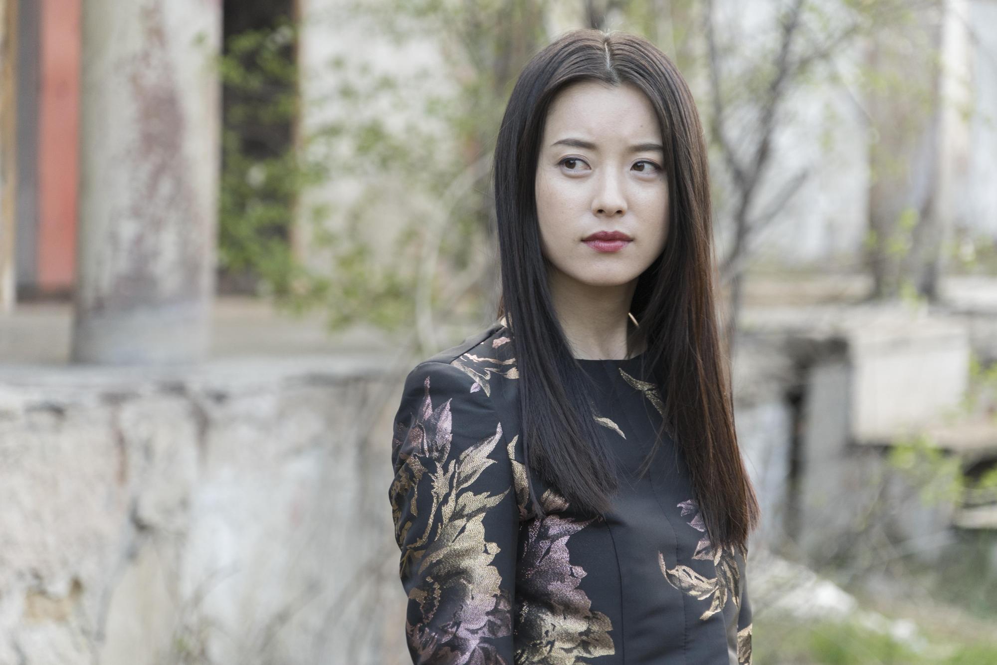 韓孝周在《太陽不會動》飾演身分成謎的女子，展現流露日文、英文實力。（鴻聯國際提供）