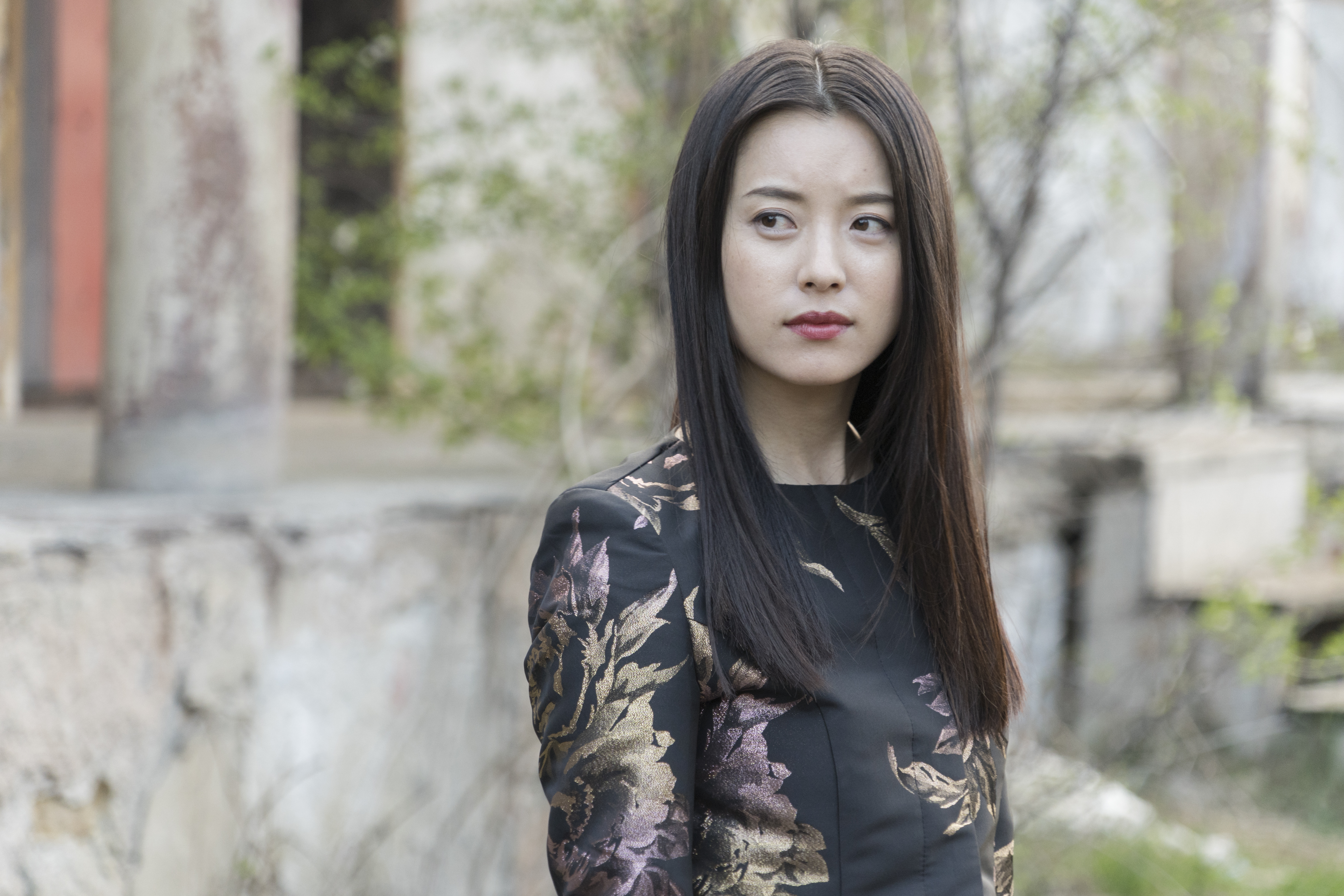 韓孝周在《太陽不會動》飾演身分成謎的女子，展現流露日文、英文實力。（鴻聯國際提供）