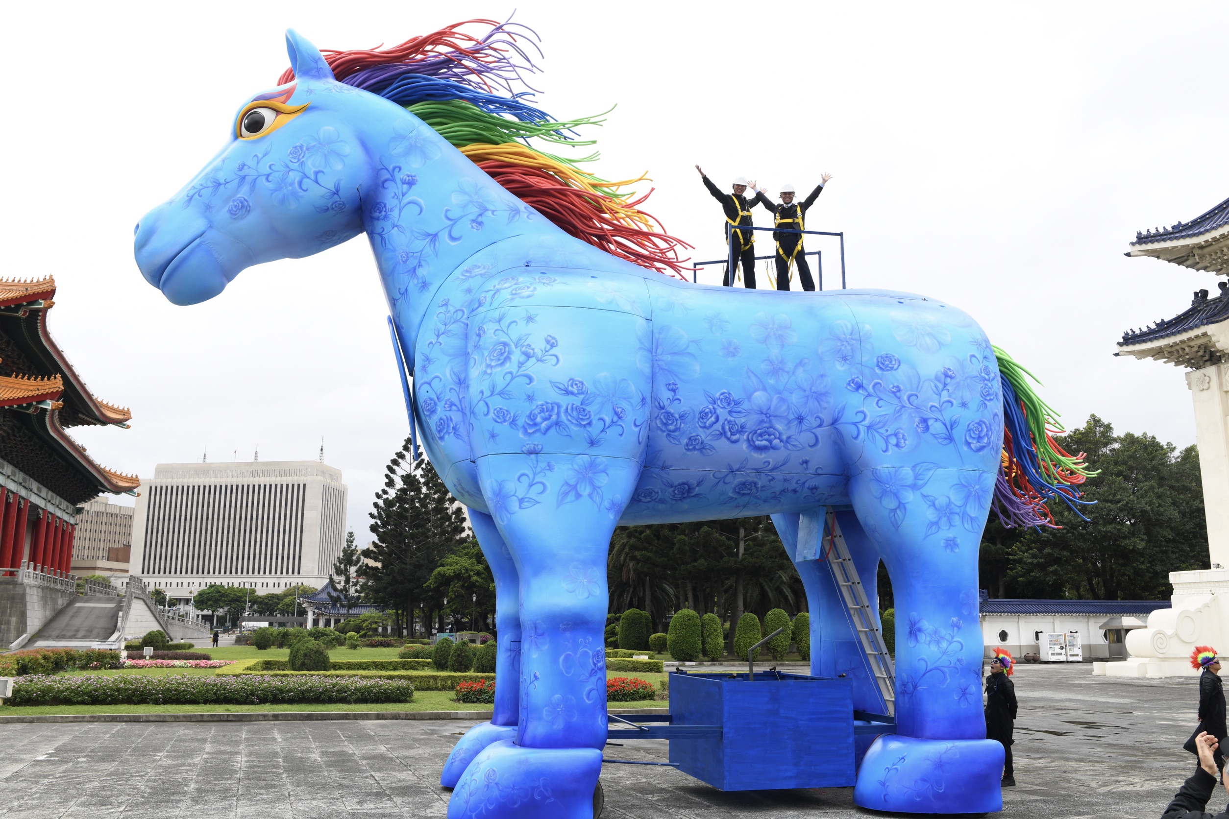 自由廣場的「雨馬」裝置藝術非常吸睛。（紙風車劇團提供）