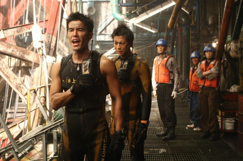羽住英一郎執導的《海猿》系列電影與連續劇都極受歡迎,成為伊藤英明(左)代表作。(翻攝自eiga.com)