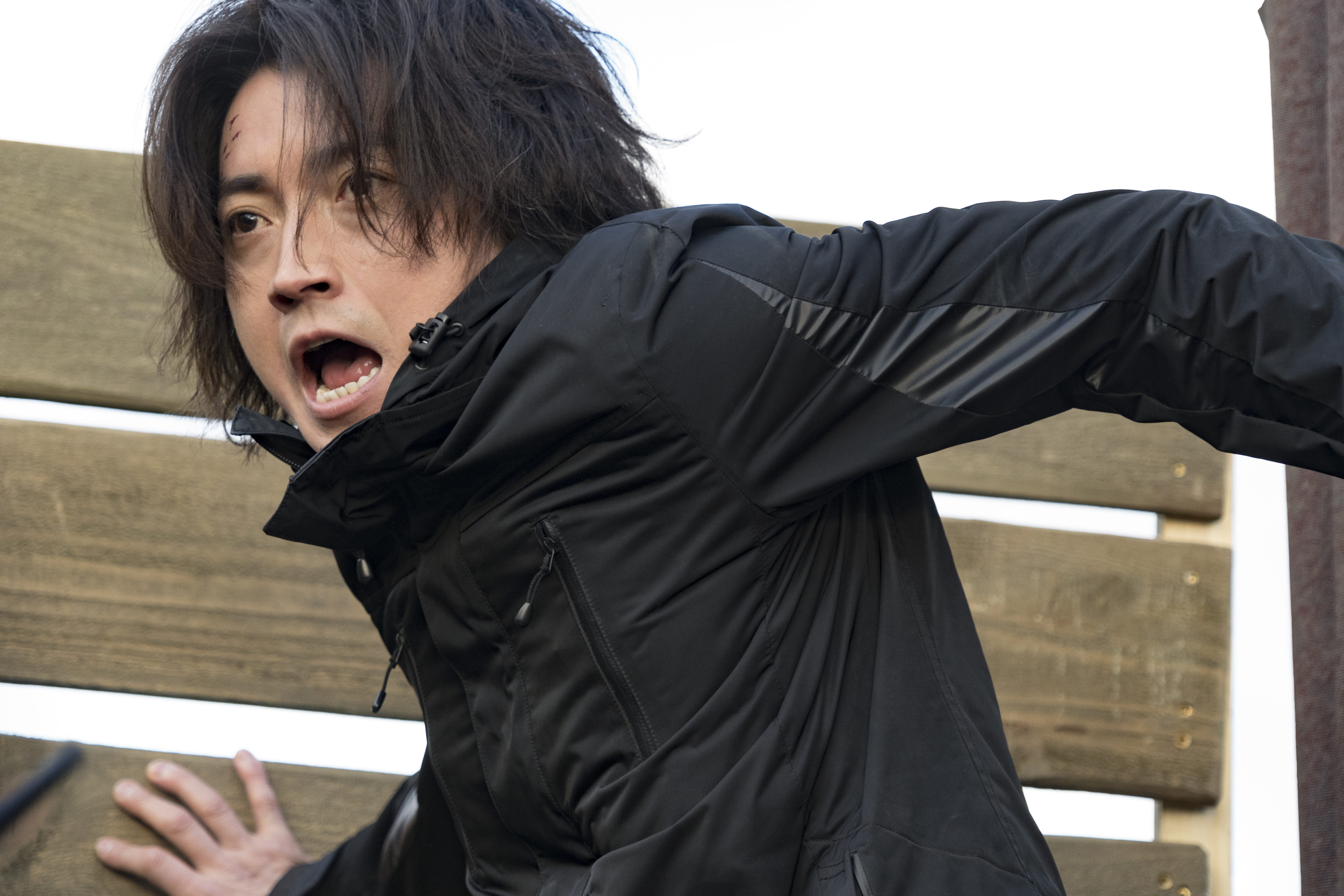 《太陽不會動》導演羽住英一郎認為藤原龍也飾演的鷹野不是經常在影視作品中會看到的正義角色,描繪上難度特別高。(鴻聯國際提供)