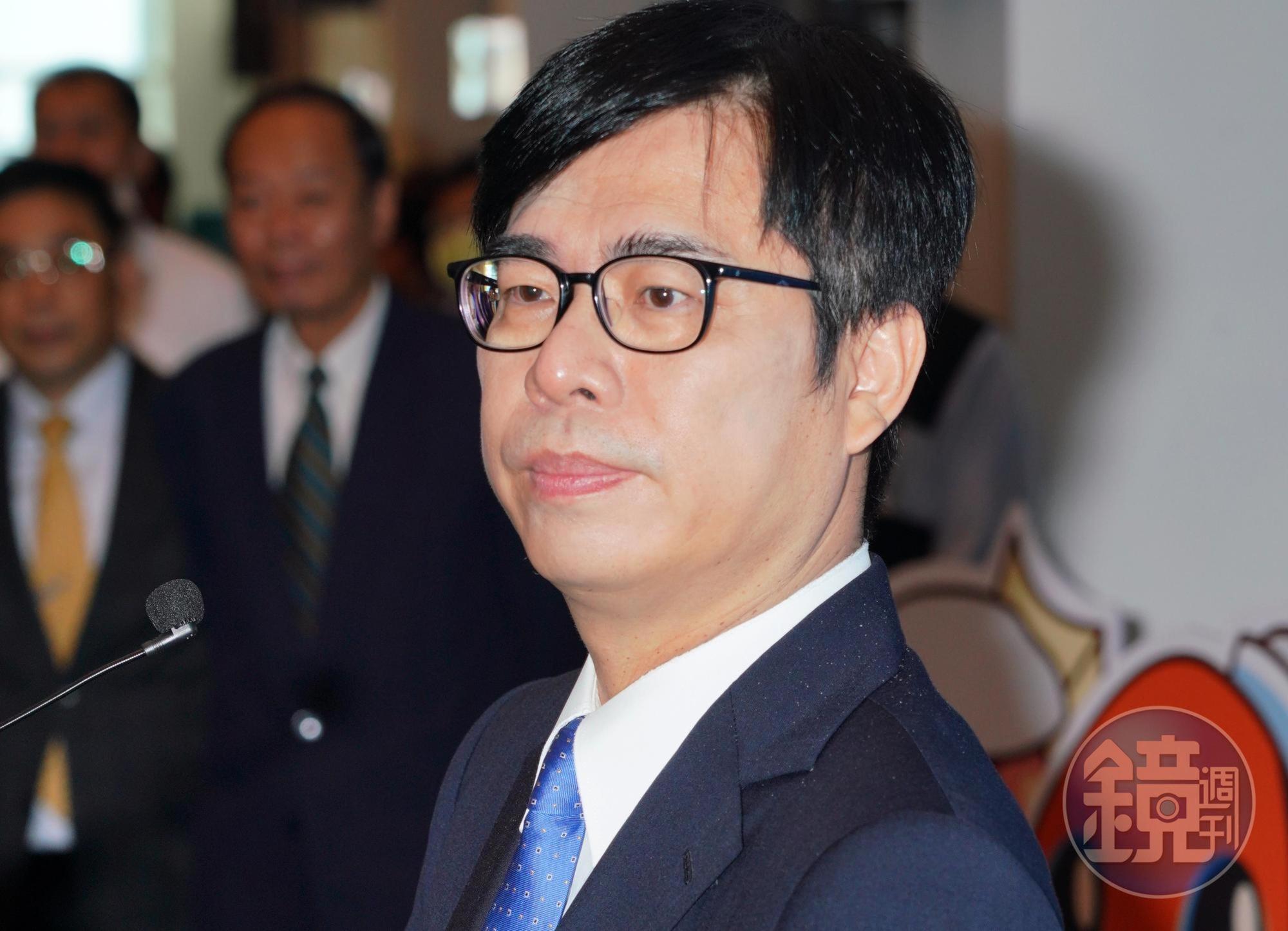 面對今晨駁二本東倉庫商店發生大火，市長陳其邁接受連訪時難掩失落表情。（本刊資料照）