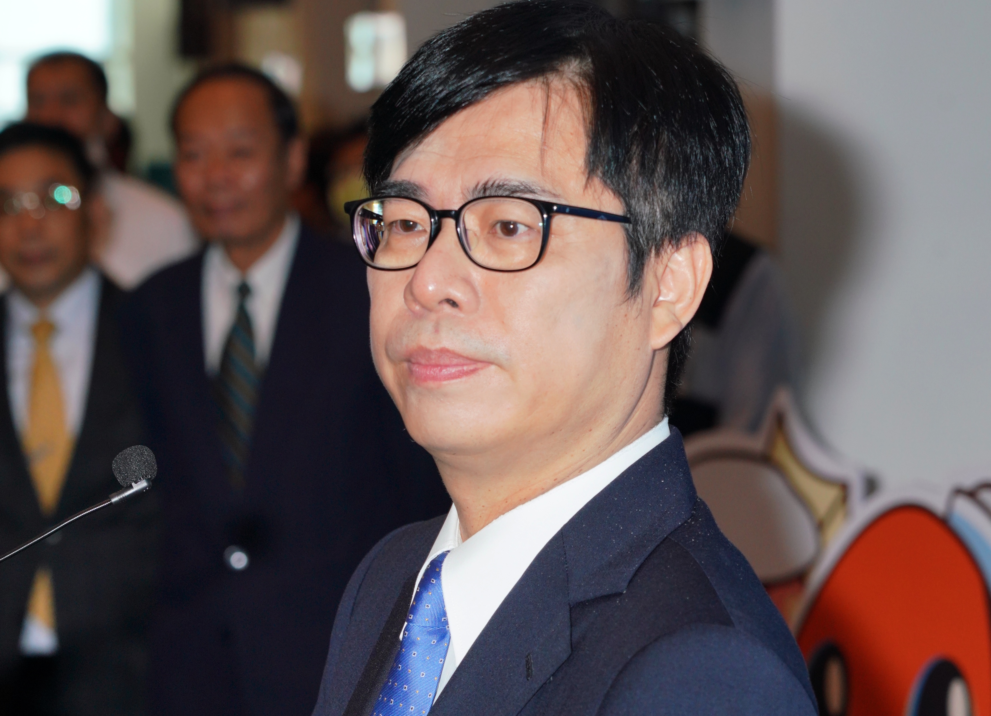 面對今晨駁二本東倉庫商店發生大火，市長陳其邁接受連訪時難掩失落表情。（本刊資料照）