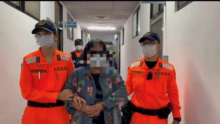 海巡人員在東琉線碼頭查獲一名遭通緝16年的王姓婦人。(海巡署提供)