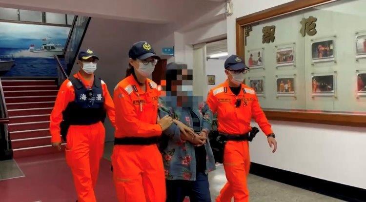 王姓婦人要前往小琉球旅遊,因實名制查核身分,意外發現自己是逃逸16年的通緝犯。(海巡署提供)