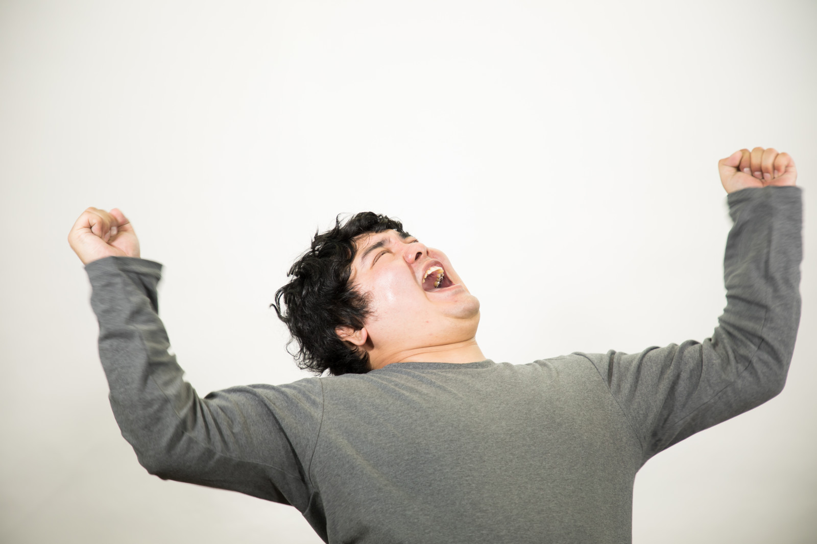 男子互開玩笑，其中一人突然因冠心病發猝死。（示意圖，PAKUTASO）