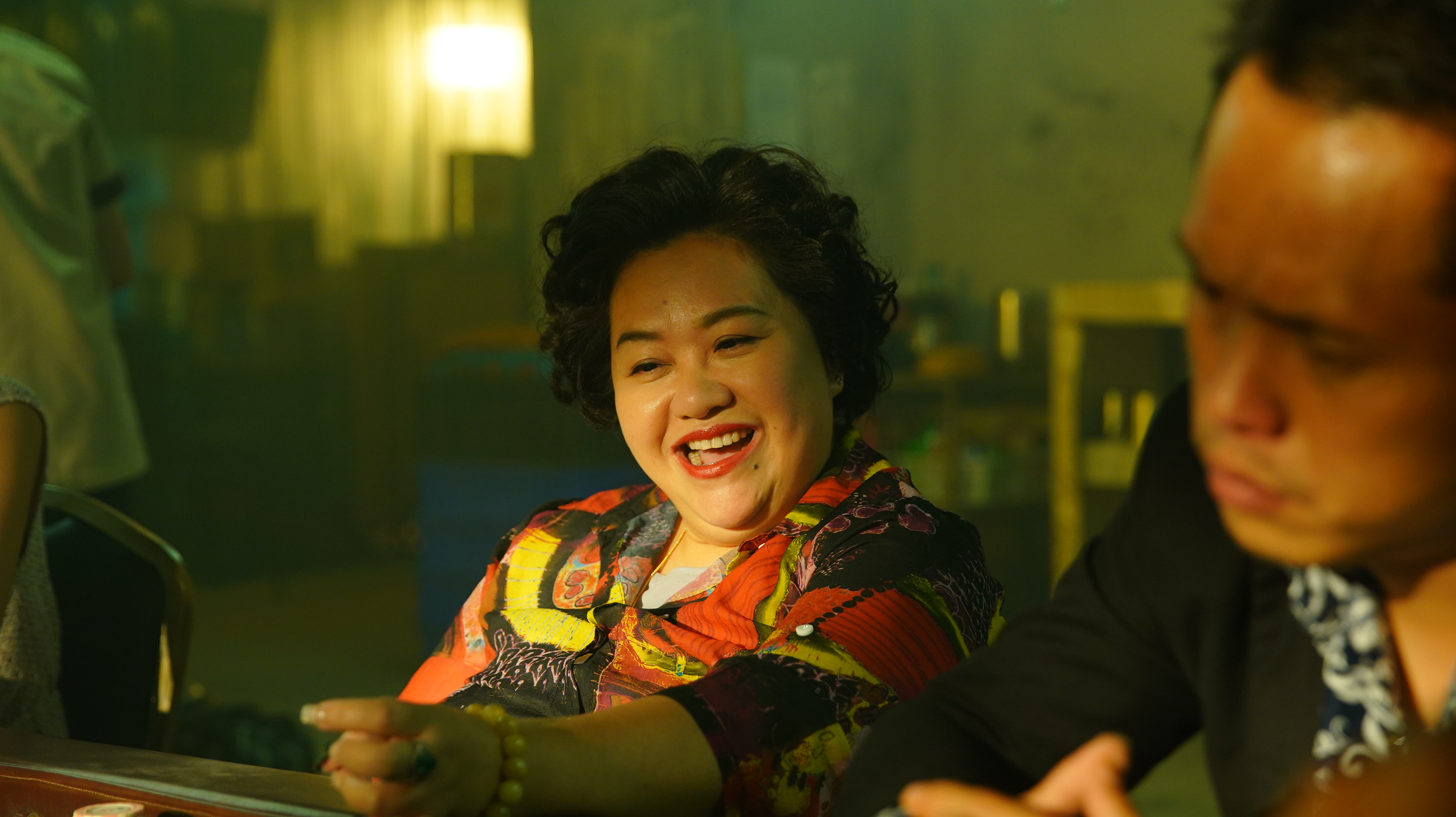 才剛以可愛婆婆廣受歡迎，鍾欣凌隨即在《當男人戀愛時》化身暴力大姐頭，從頭到尾都在欺負人。（金盞花大影業提供）