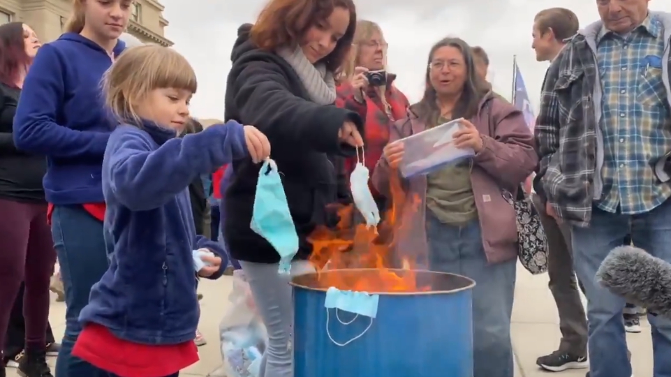 愛達荷州有上百名抗議民眾焚燒口罩，訴求拒絕口罩政策。（翻攝自@MrOlmos推特）