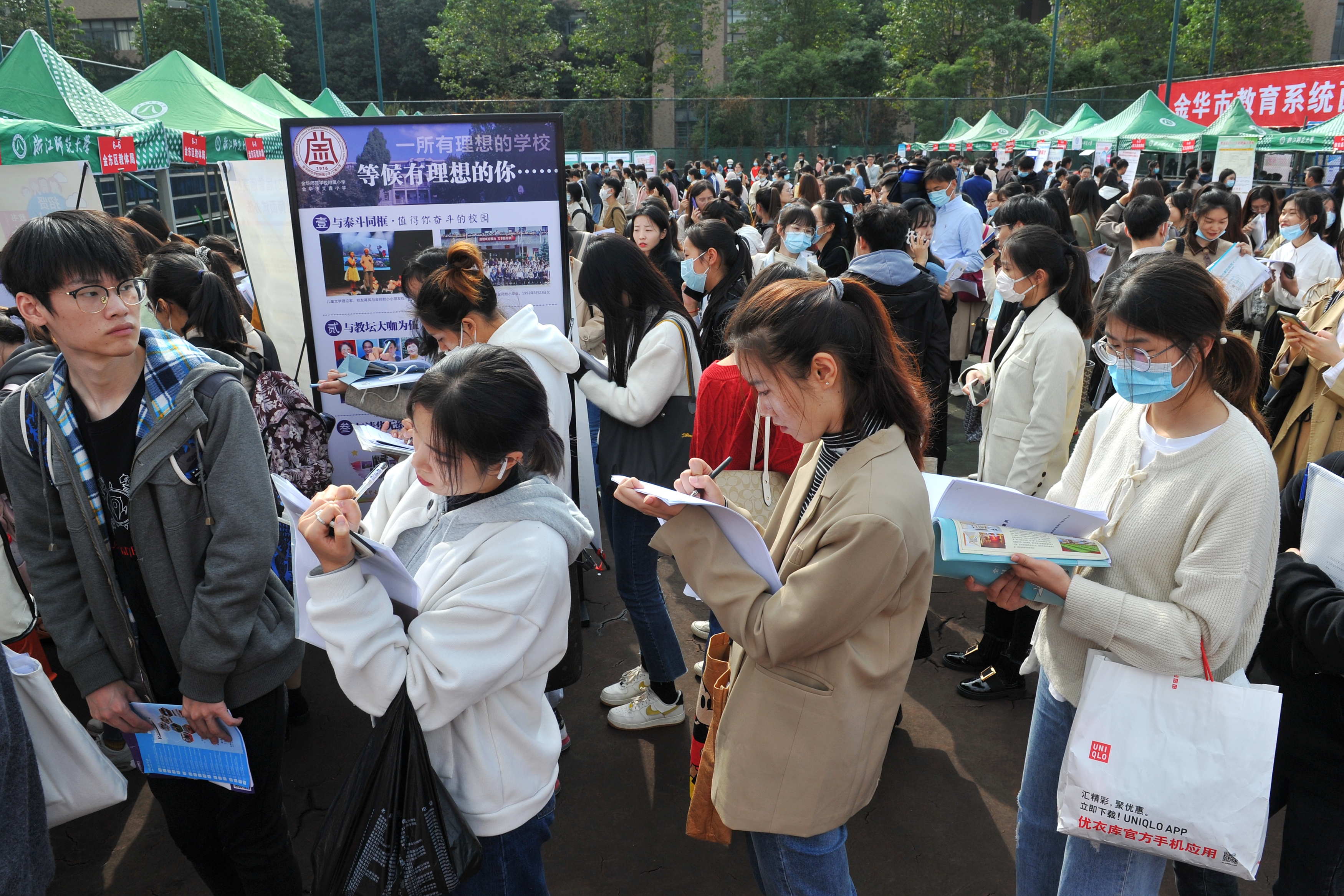 2021年中國兩會近日舉行，許多政協委員與人大代表所建議或提出的提案聚焦於青年。（東方IC）