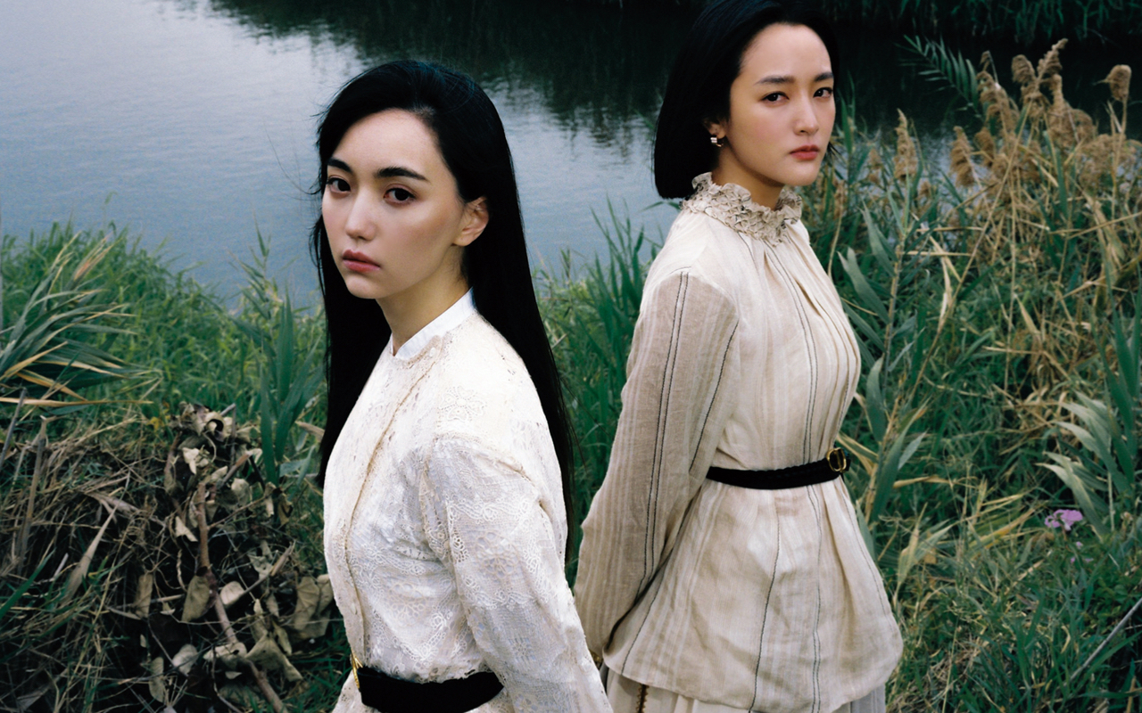 王淨（右）與黑嘉嘉（左）兩位新生代明星，穿著DIOR禮服登上了《ELLE》3月號封面。（《ELLE》國際中文版雜誌提供）