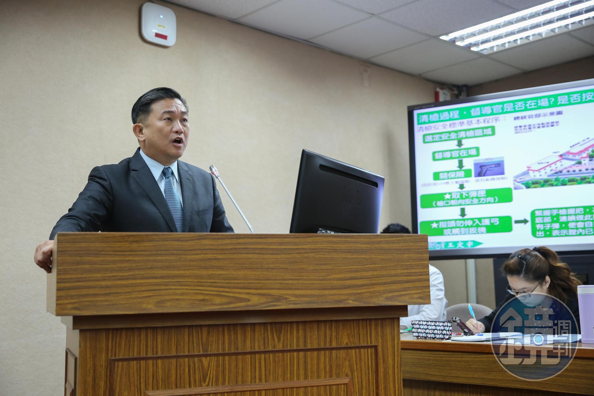 立委王定宇在2020、2021年兩年的財產申報,不但存款數字一字不差,連有價證券(股票)的現值也一模一樣。