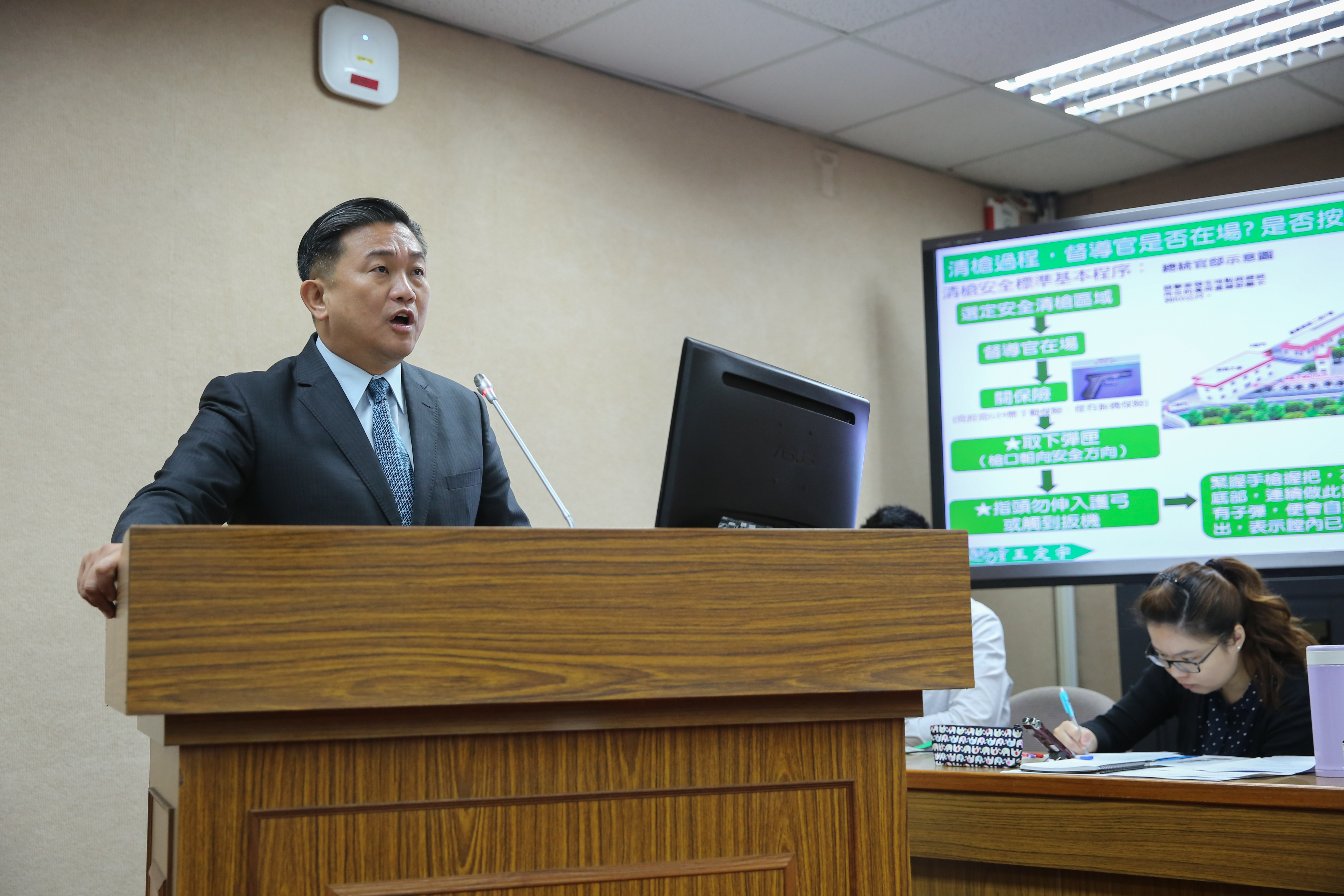 立委王定宇在2020、2021年兩年的財產申報，不但存款數字一字不差，連有價證券（股票）的現值也一模一樣。