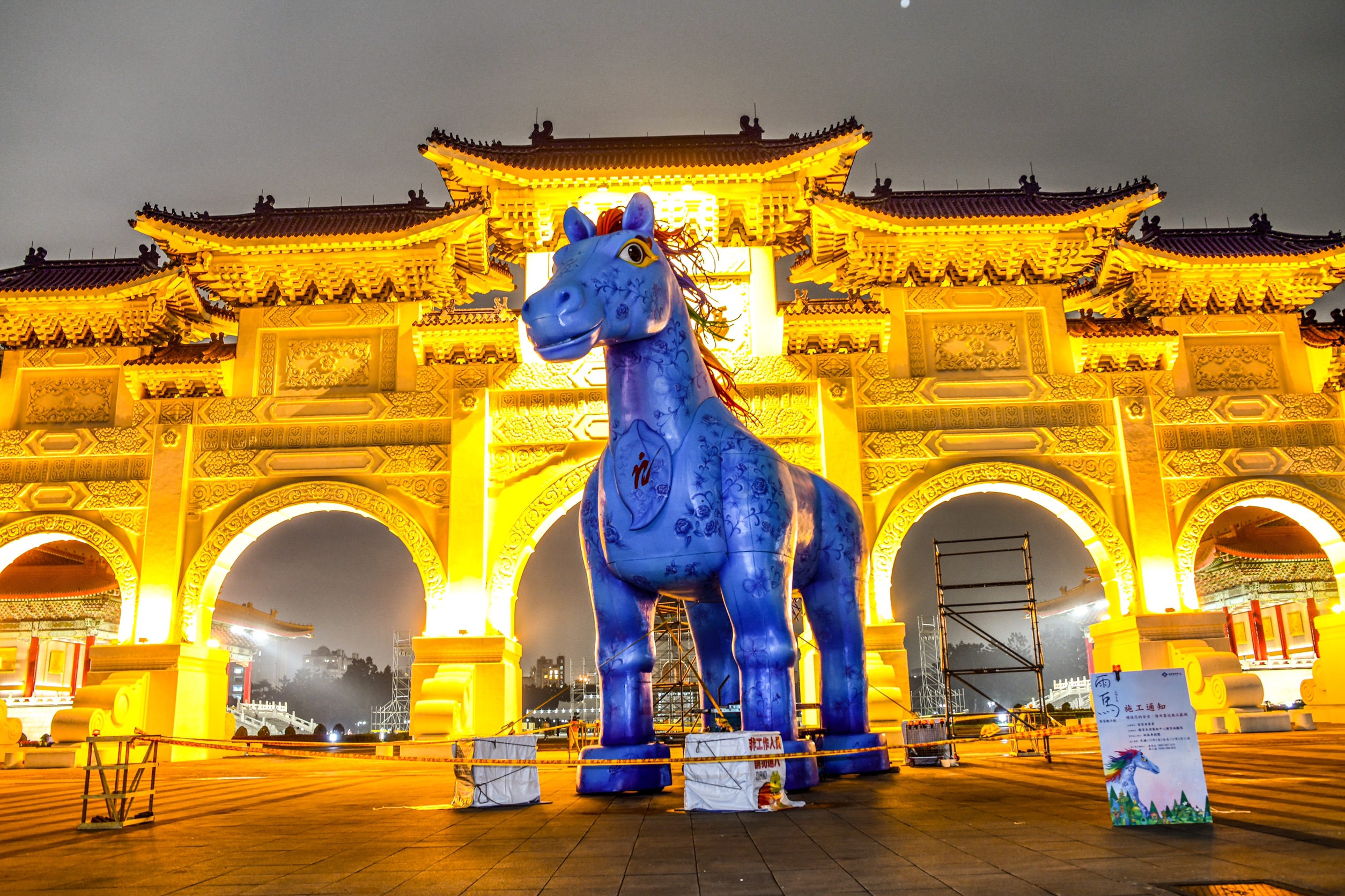 高10公尺、重達7噸的「雨馬」在中正紀念堂相當醒目。（紙風車劇團提供）