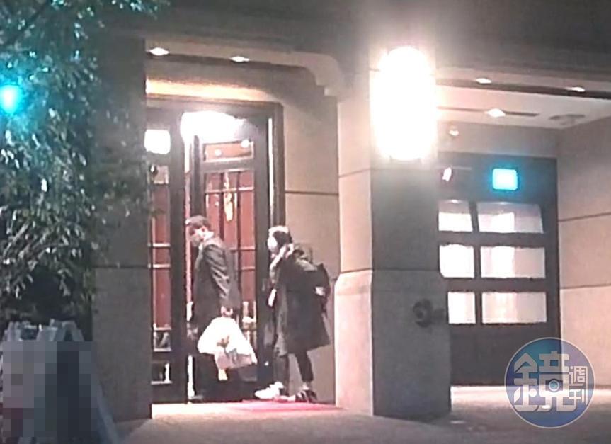 2020年11月3日20:29:19,王定宇、顏若芳回家。