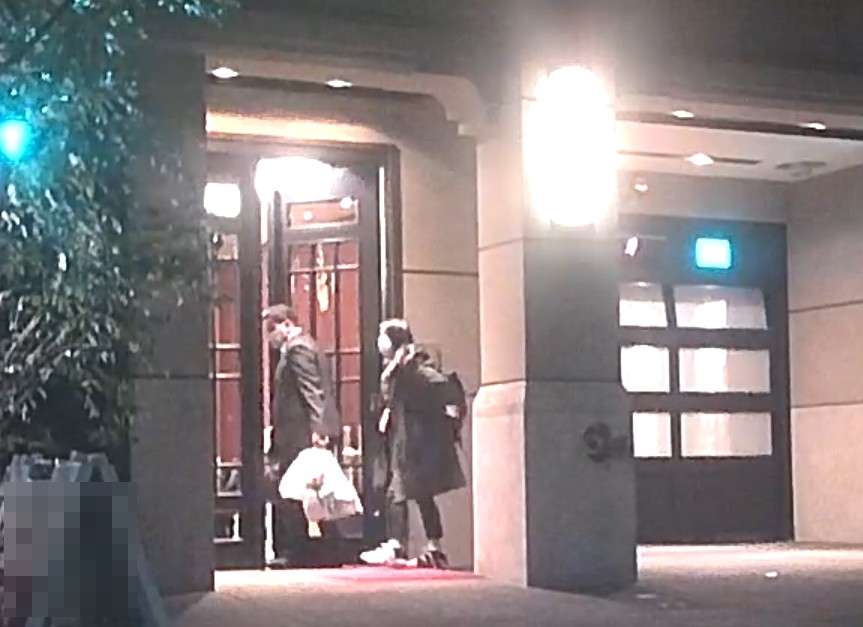 本刊直擊王定宇（左）頻繁留宿顏若芳（右）台北的住處。（本刊資料照）