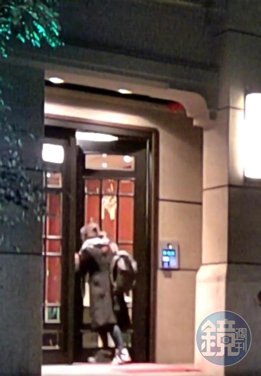 2020年12月17日20:25:50,王定宇、顏若芳回家。