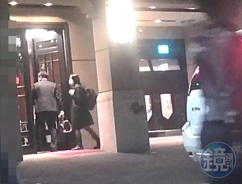 2020年11月5日19:51:46,王定宇、顏若芳回家。