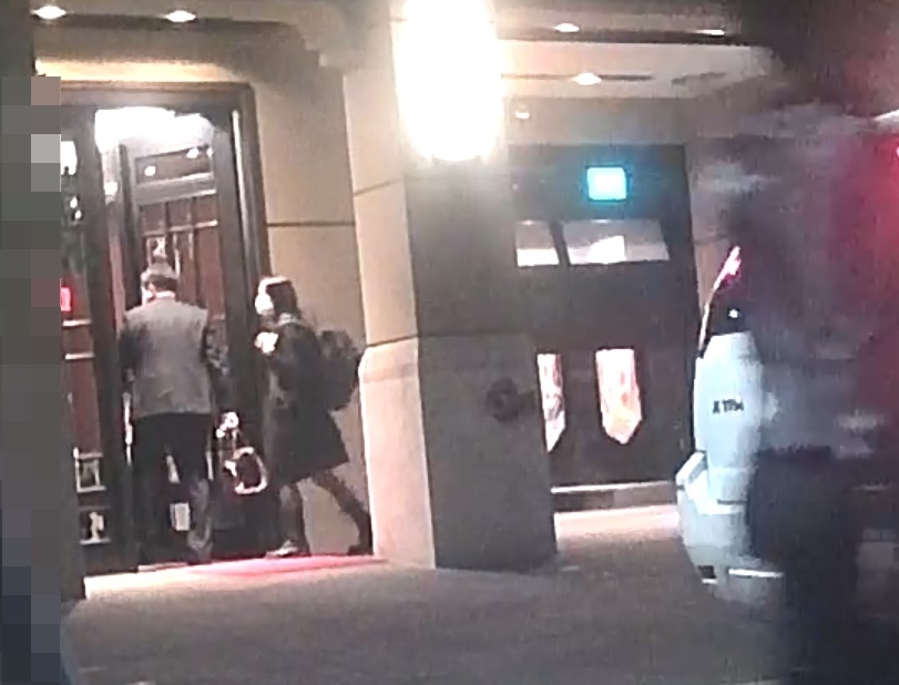 2020年11月5日19:51:46,王定宇、顏若芳回家。