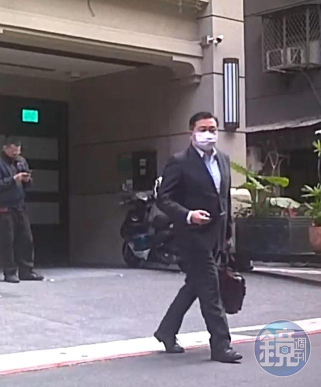 2020年11月11日8:23:26,王定宇出門。