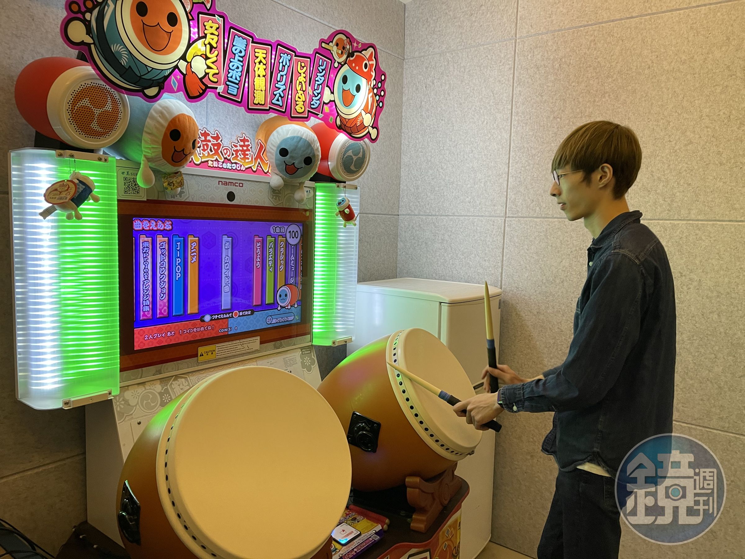 張啟元花了50萬元買了一台太鼓達人機台回家練習。