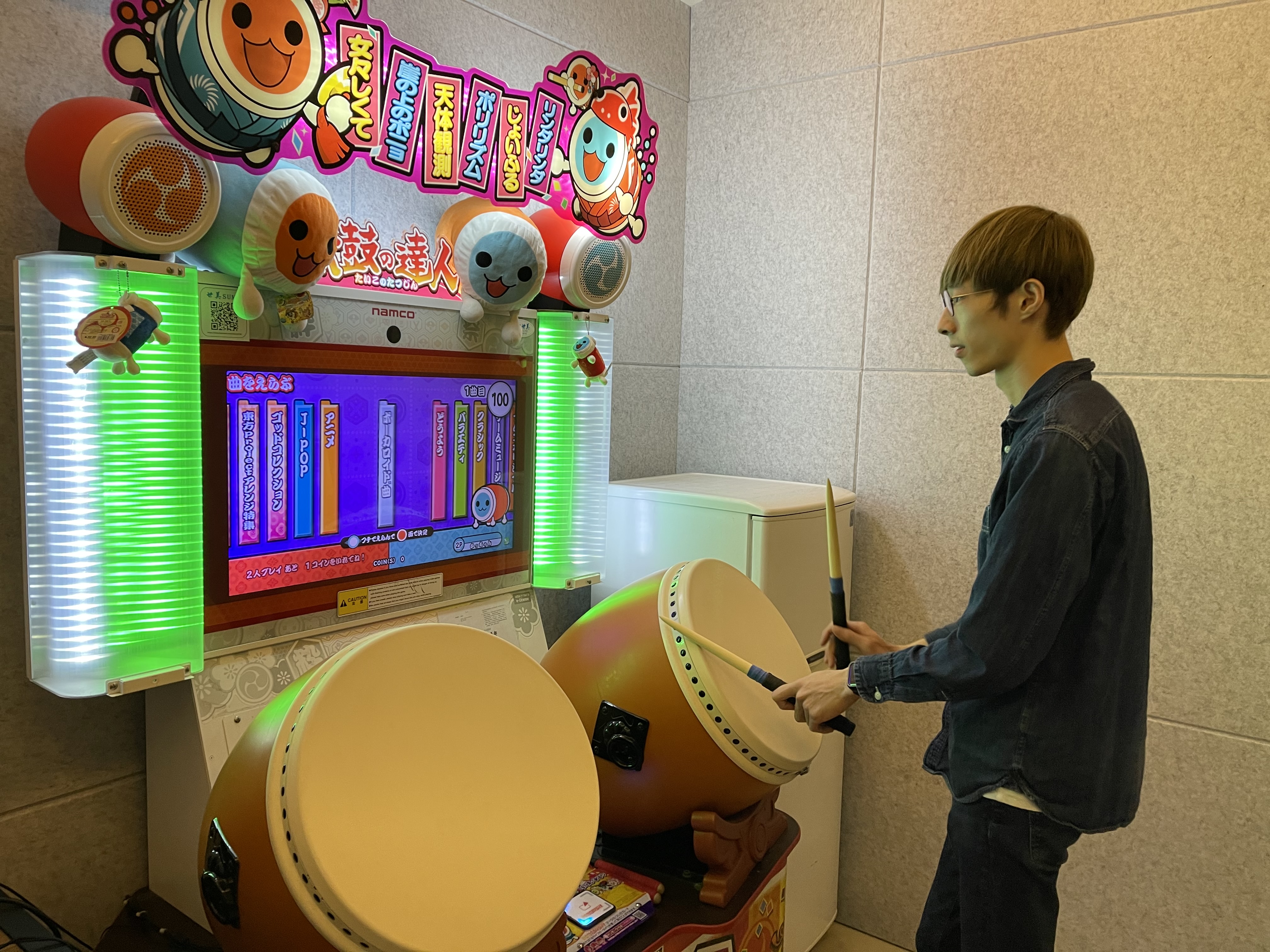 張啟元花了50萬元買了一台太鼓達人機台回家練習。