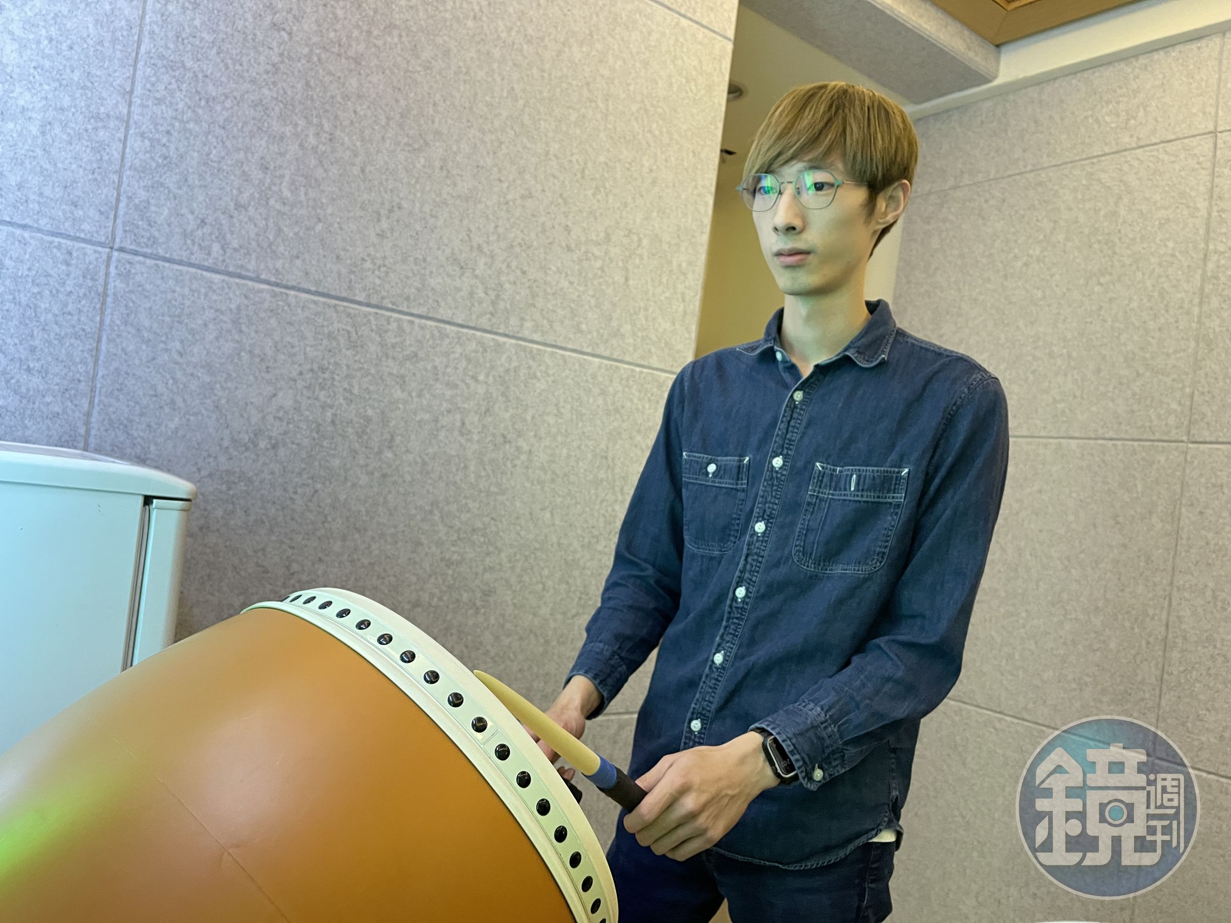 打太鼓是張啟元工作之餘舒壓的活動。