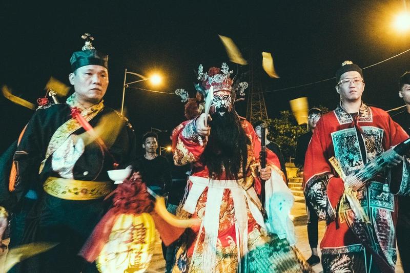 「送肉粽」儀式為台灣獨特的習俗,旨在送走上吊死者的冤魂與怨念。(示意圖,《粽邪》劇照,華影國際提供)