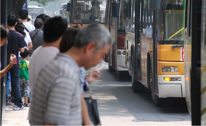 新北市1名里長疑似因其他里民擠不上公車，就要求學生提前下車。（示意圖，Pixabay）