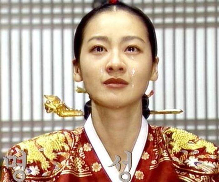 李美妍因古裝劇《明成皇后》走紅，但當時因劇組要加長集數，讓她不惜選擇退出。（翻攝自KBS）
