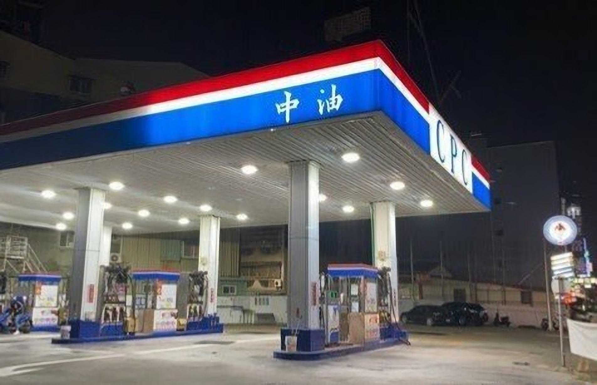 高雄市三民區一處加油站發生男子在公廁上吊。（翻攝畫面）