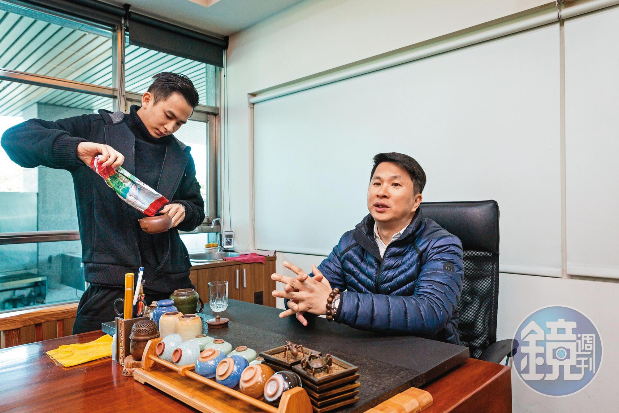 莊浚峰（右）做淨水產業，他只喝自家過濾生產的水，第三代莊浡騰（左）目前已進入公司學習。