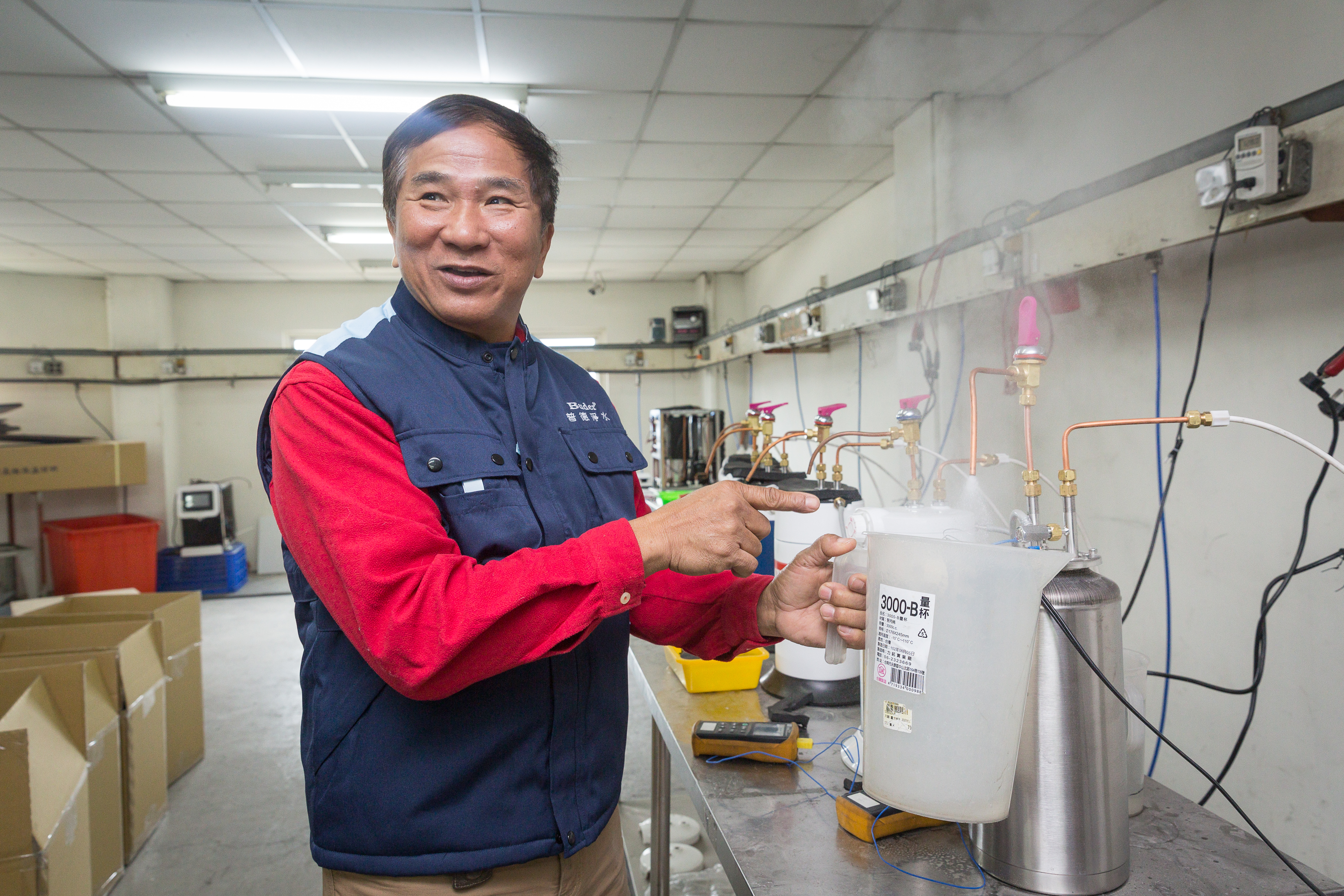 台灣人喜歡喝會冒煙的熱水,莊清偉率先於36年前研發出全國第一台100˚C三溫飲水機,圖為壓力桶與管線測試。