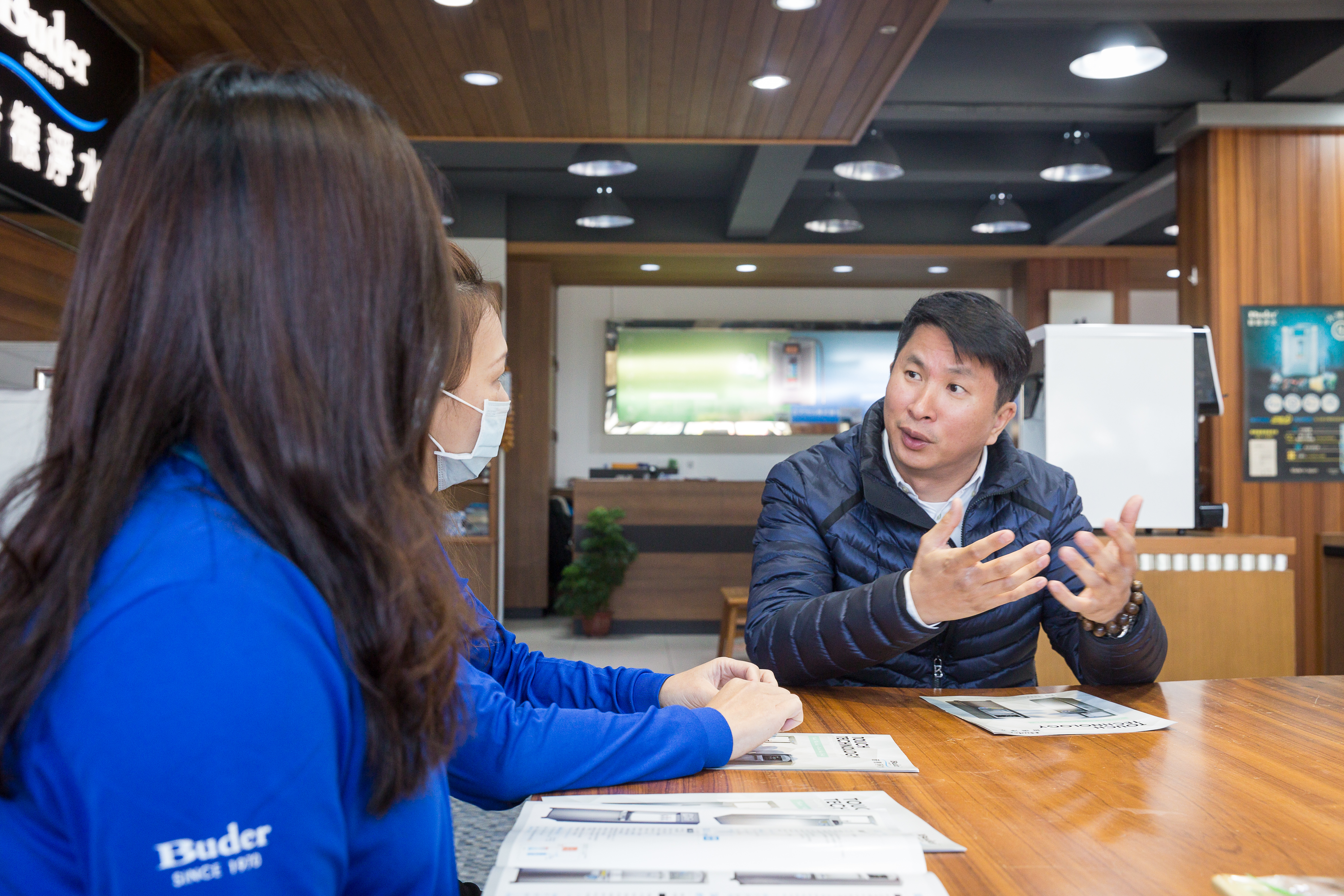 莊浚峰（右）不願停在低利代工，帶領公司轉型走向品牌之路。