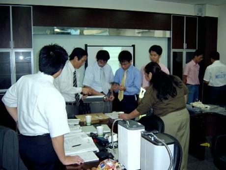 日立答應替普德淨水做電解水機設計代工後,還找3家國際徵信社調查公司信用,圖為雙方團隊開會討論。(普德淨水提供)
