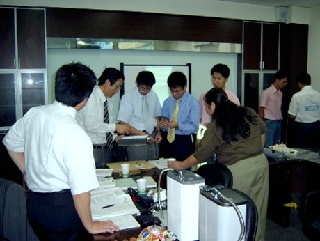 日立答應替普德淨水做電解水機設計代工後，還找3家國際徵信社調查公司信用，圖為雙方團隊開會討論。（普德淨水提供）