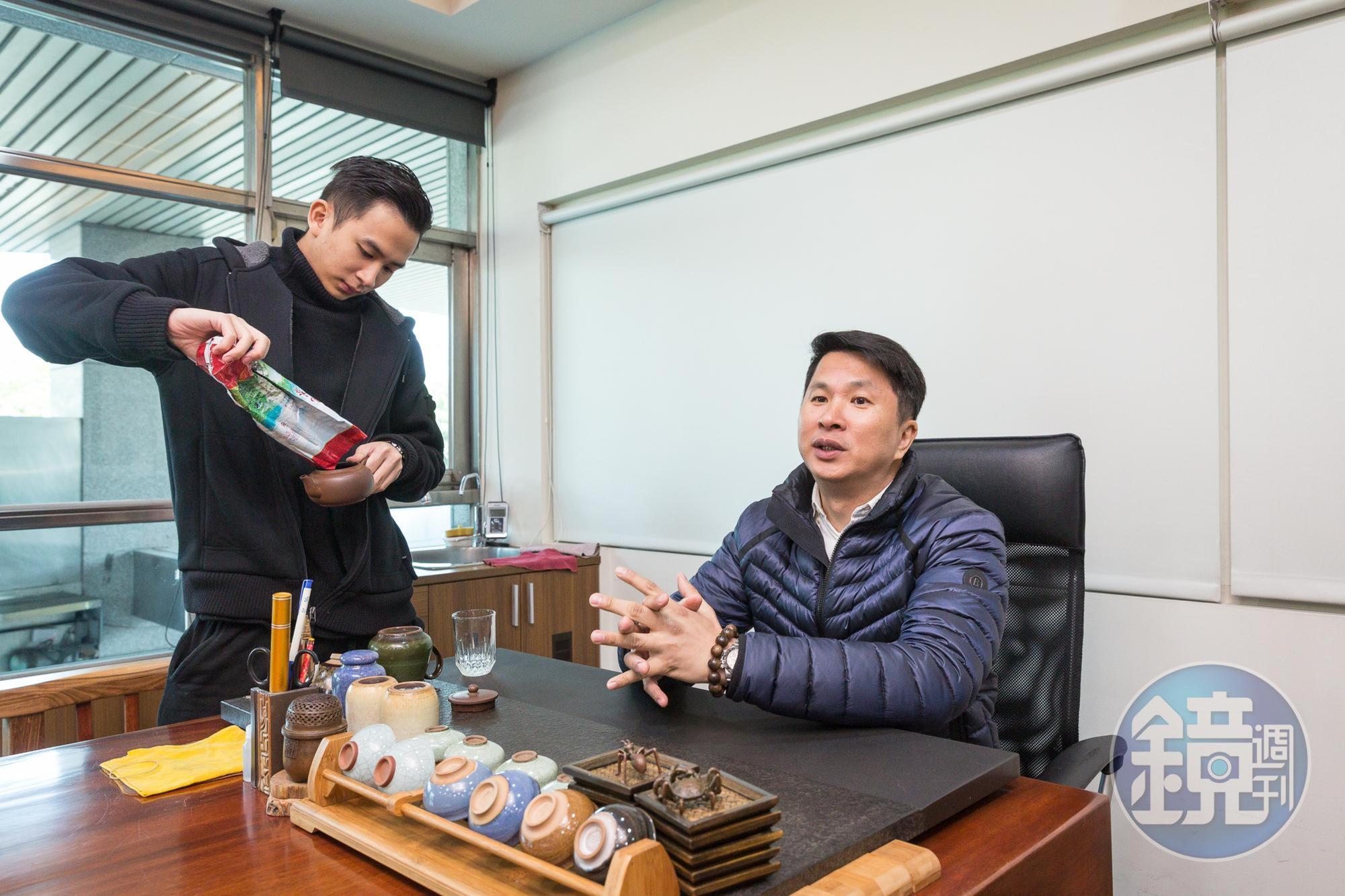 莊浚峰（右）做淨水產業，他只喝自家過濾生產的水，第三代莊浡騰（左）目前已進入公司學習。