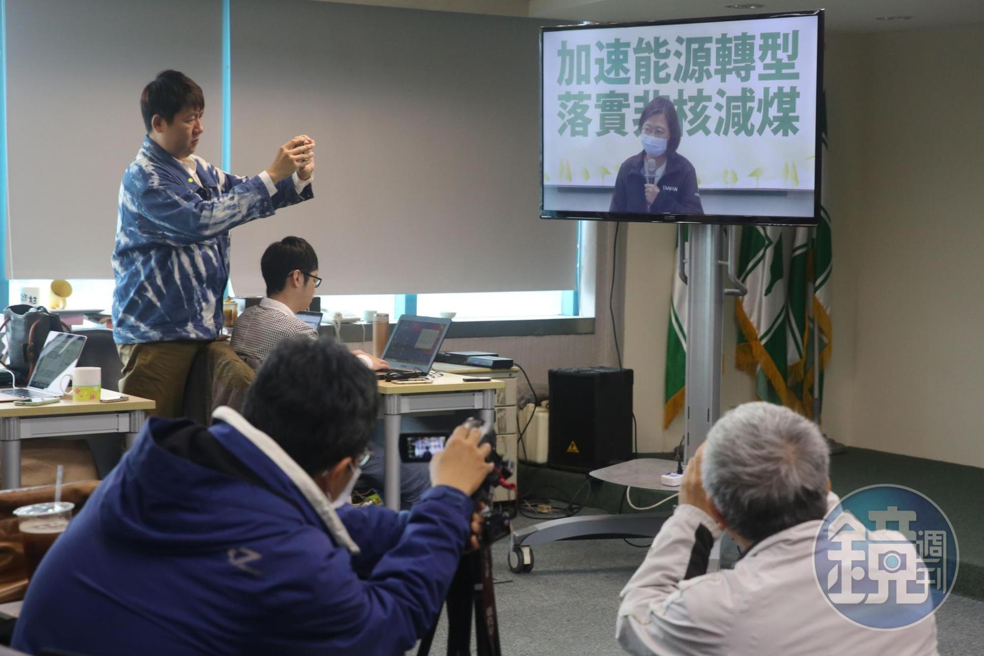 民進黨中常會今不開放媒體到會場外堵訪，僅能在記者室看專案報告轉播。