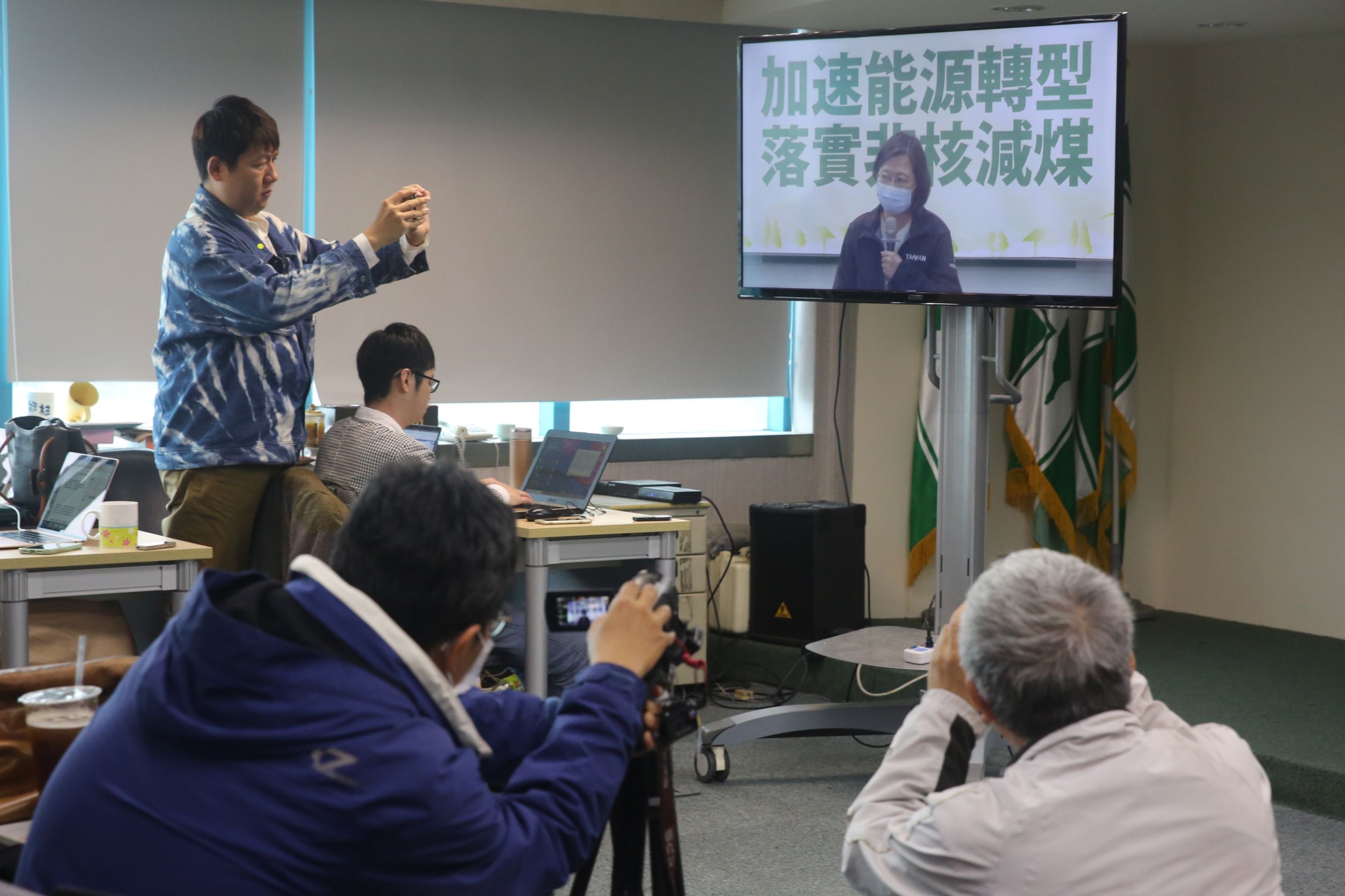 民進黨中常會今不開放媒體到會場外堵訪，僅能在記者室看專案報告轉播。