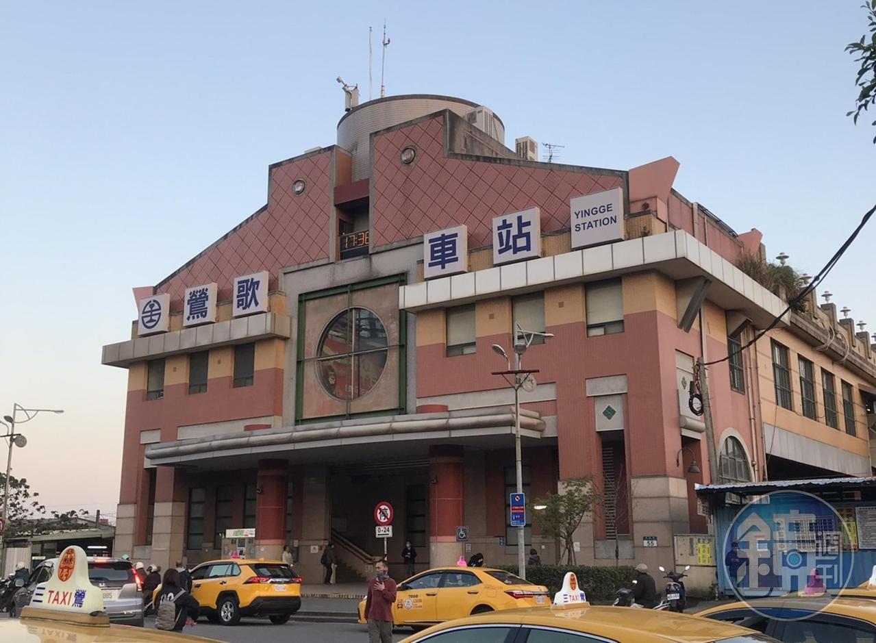 鶯歌火車站近期電梯施工,貼出公告要求行動不便者須搭車到桃園或山佳、樹林換車後轉搭列車再回鶯歌。(讀者提供)