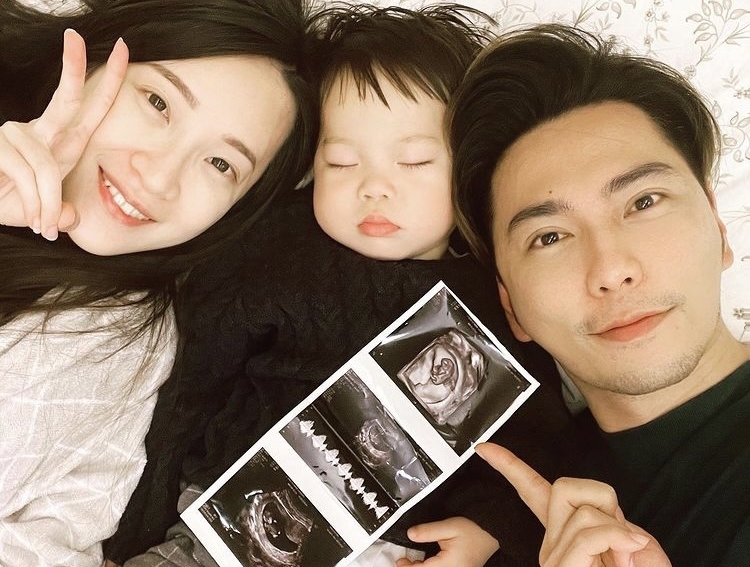 石頭與老婆結婚後，去年初產下大兒子，昨又在社群網站宣布老婆懷了女兒。（翻攝自石頭IG）