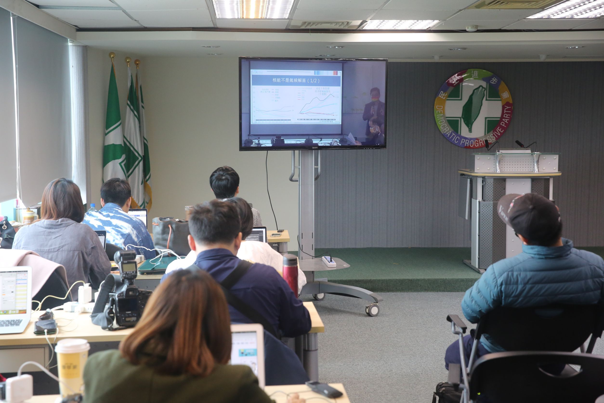 民進黨今中常會未開放媒體，僅開放記者室轉播。本刊掌握，支持者抗議電話湧進黨中央，一面倒批王定宇、顏若芳撒謊。