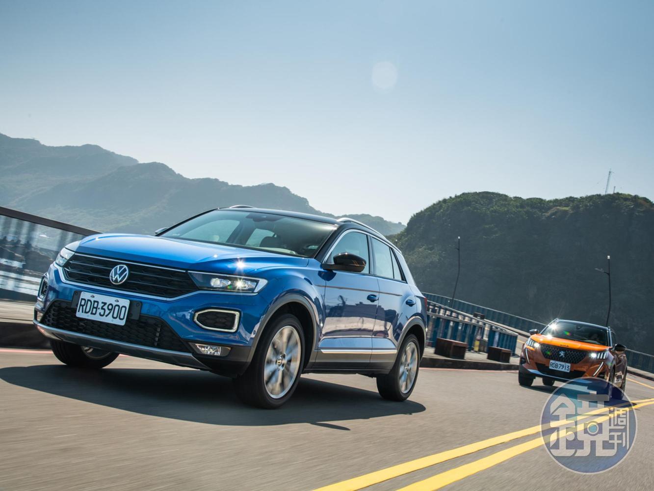 德系國民車VOLKSWAGEN T-Roc號稱是跑格休旅，法國獅標PEUGEOT 2008則具備超高顏值。兩台車無論是車格與價格十分接近，但風格與操控卻南轅北轍！ 