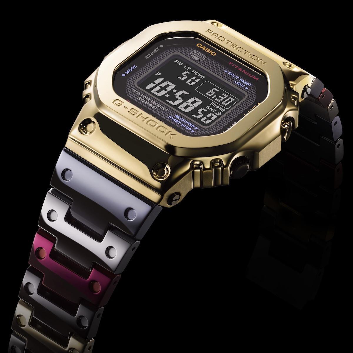 CASIO在這款G-SHOCK GMW-B5000TR上除了使用新的鈦合金材質之外，還使用了繽紛的彩色塗層，而且還對它施以拋光亮面處理，製作難度相當高。