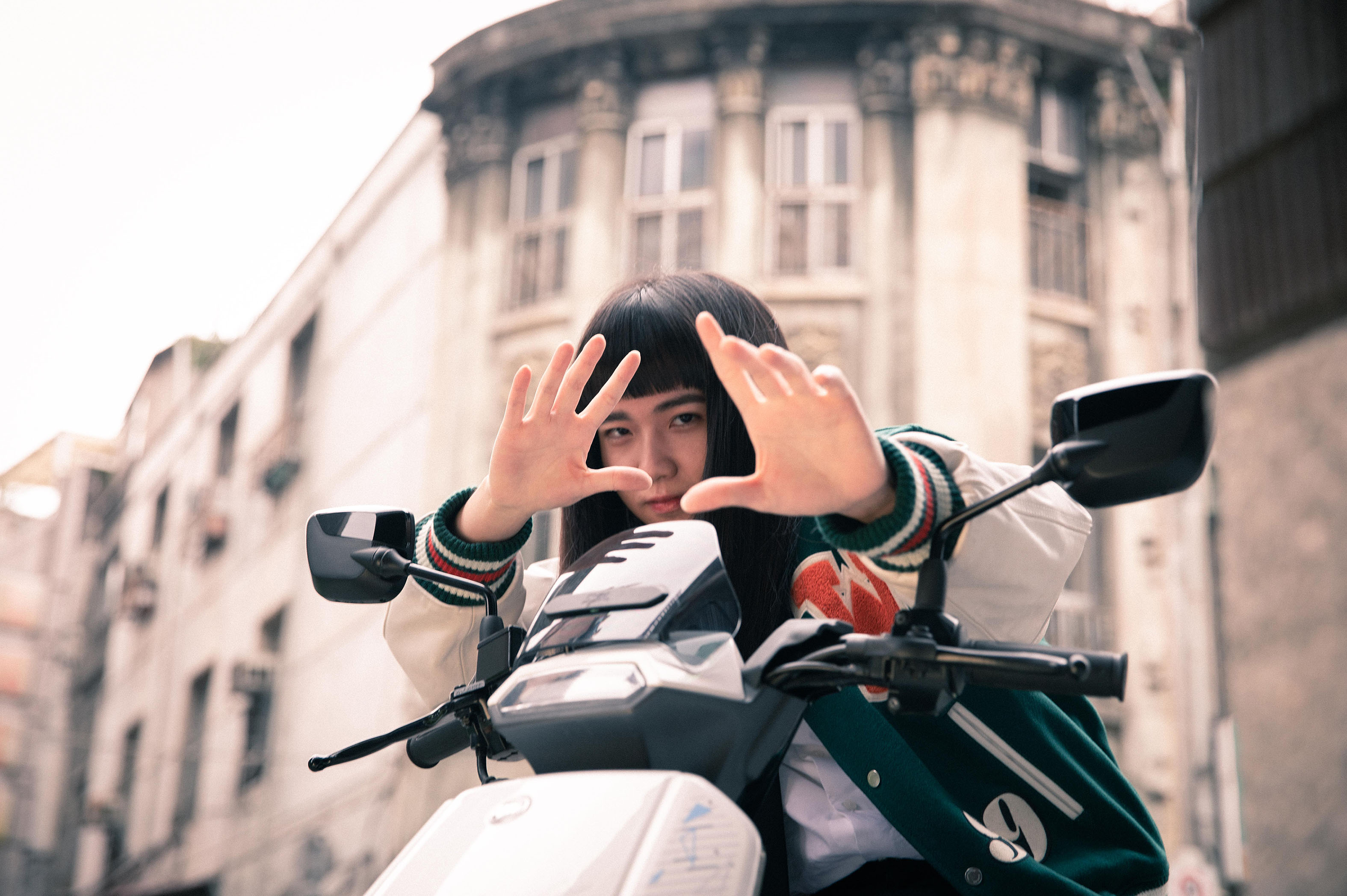 持修首度代言機車，並量身打造專屬新歌。（SYM三陽機車提供）