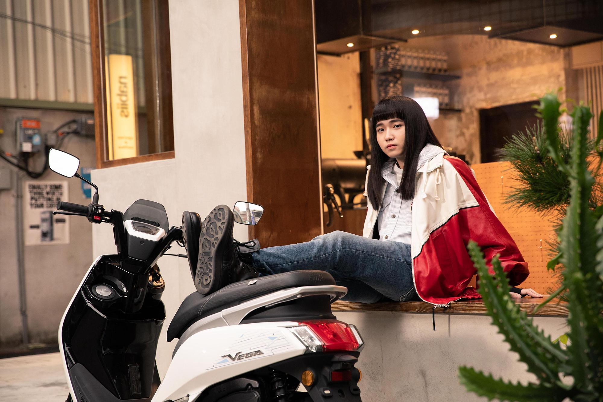 持修對自己所代言的機車愛不釋手，覺得外型既復古又新潮。（SYM三陽機車提供）