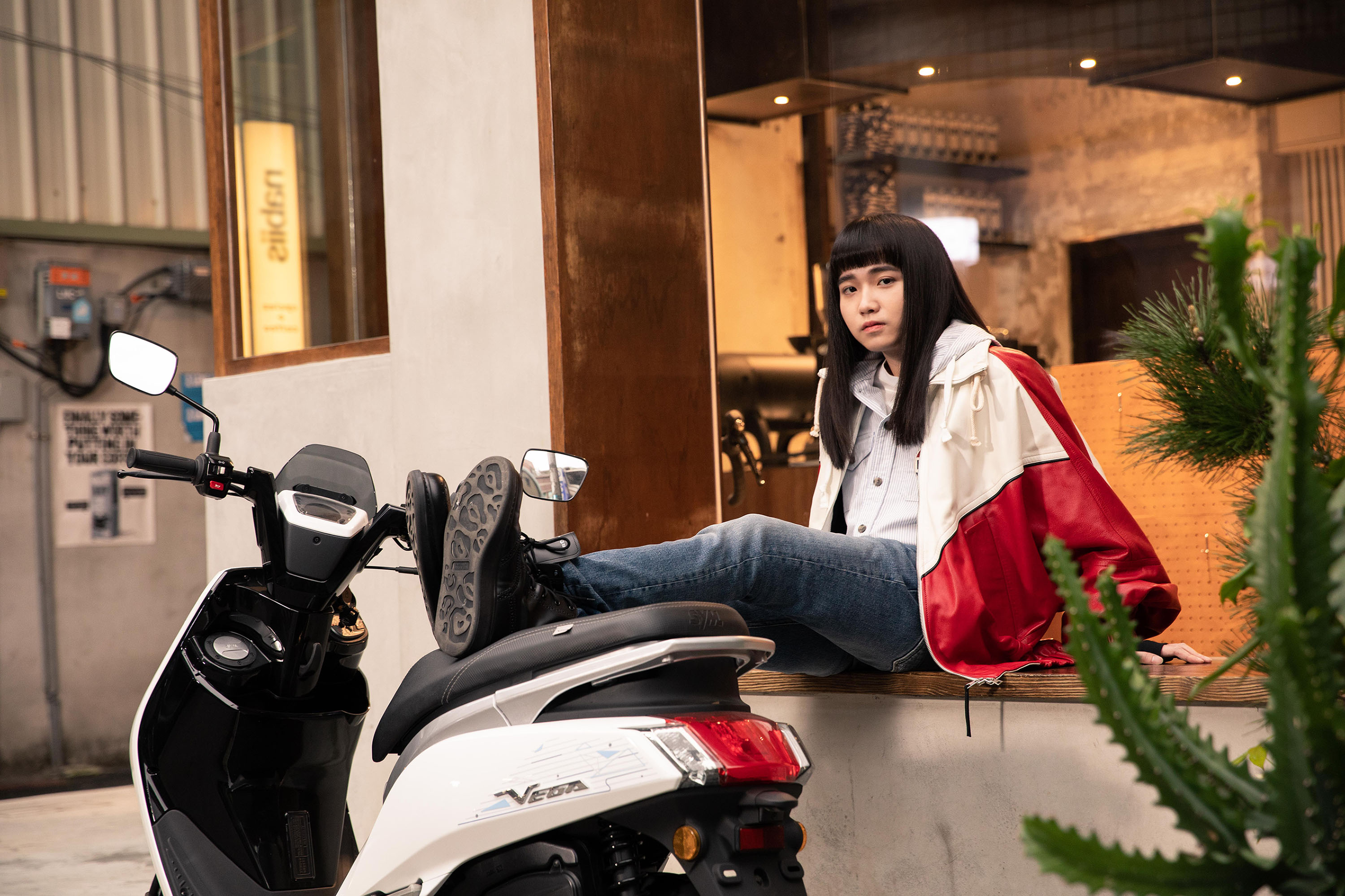 持修對自己所代言的機車愛不釋手,覺得外型既復古又新潮。(SYM三陽機車提供)