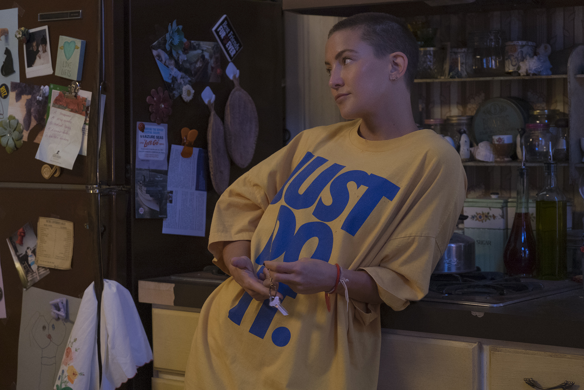 凱特哈德森為新片《幸福剛剛好》剃寸頭、演出多場歌舞，憑該片入圍本屆金球獎音樂喜劇類影后。（CATCHPLAY提供）