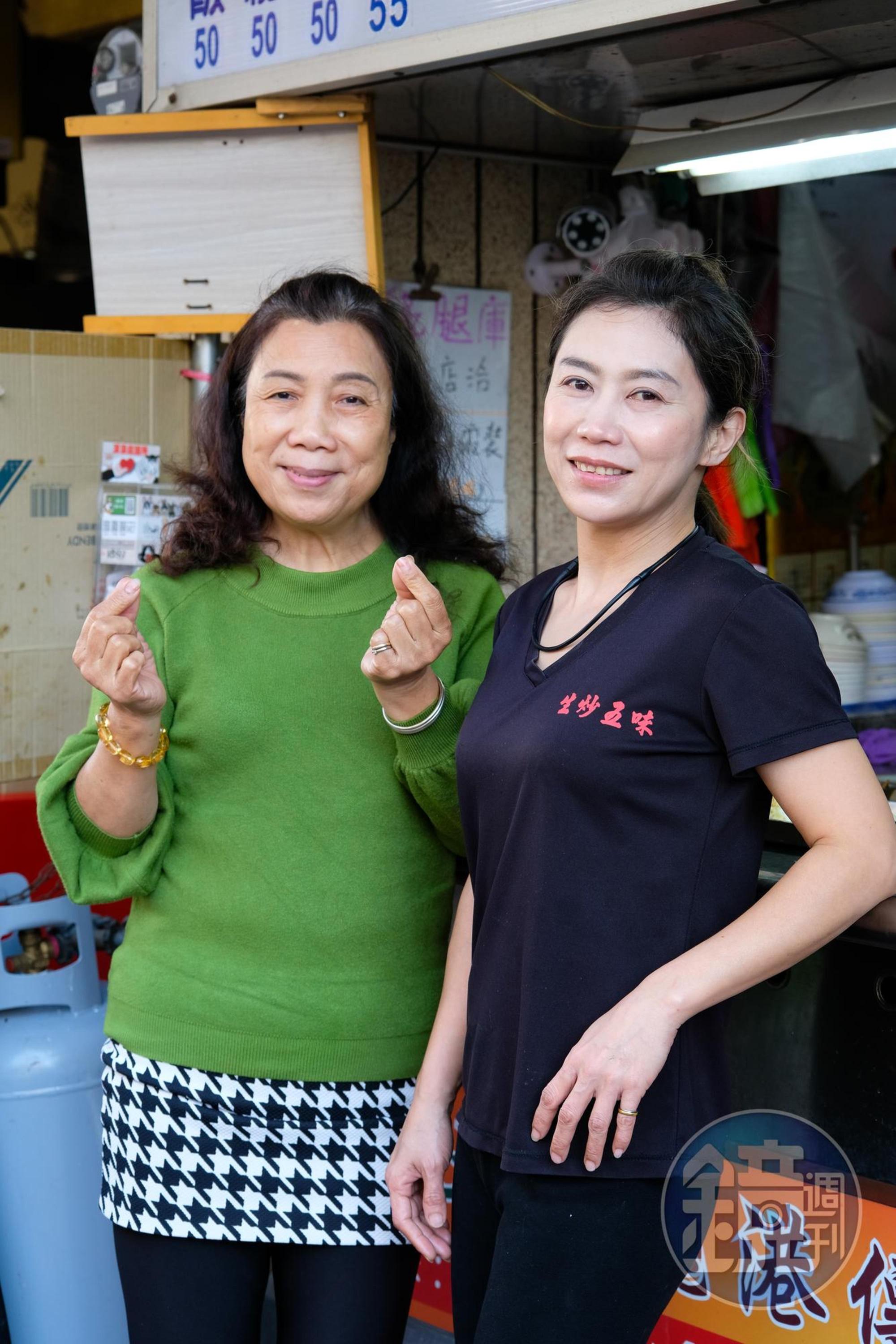 老闆娘陳美娥（左）研發出吃飽吃巧的五味焿，女兒陳又菁（右）負責外場。