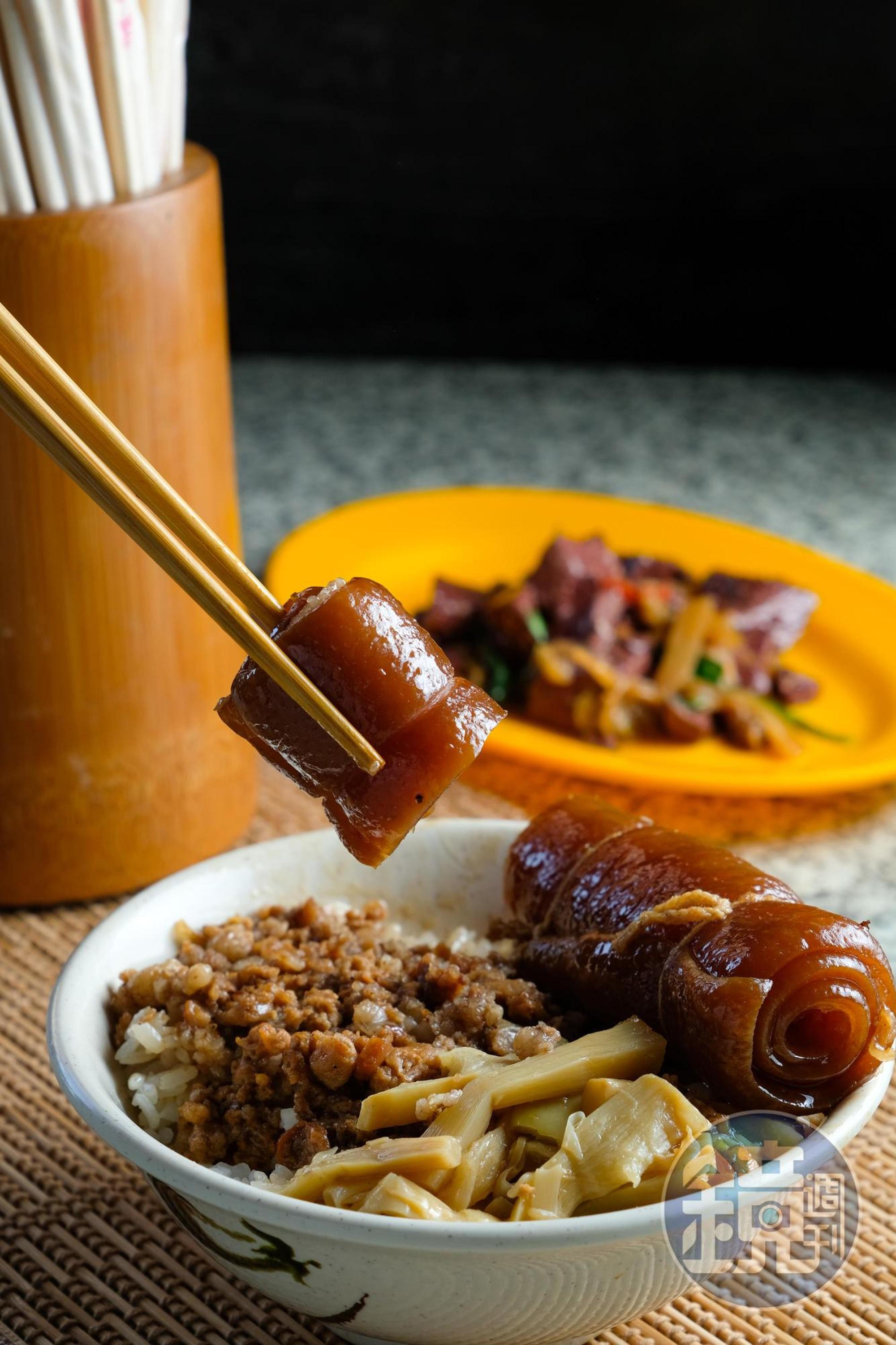 捆捲起來的「豬皮飯」是一大特色，咬下能感受到豬皮的ㄉㄨㄞ ㄉㄨㄞ彈性。（55元／碗）
