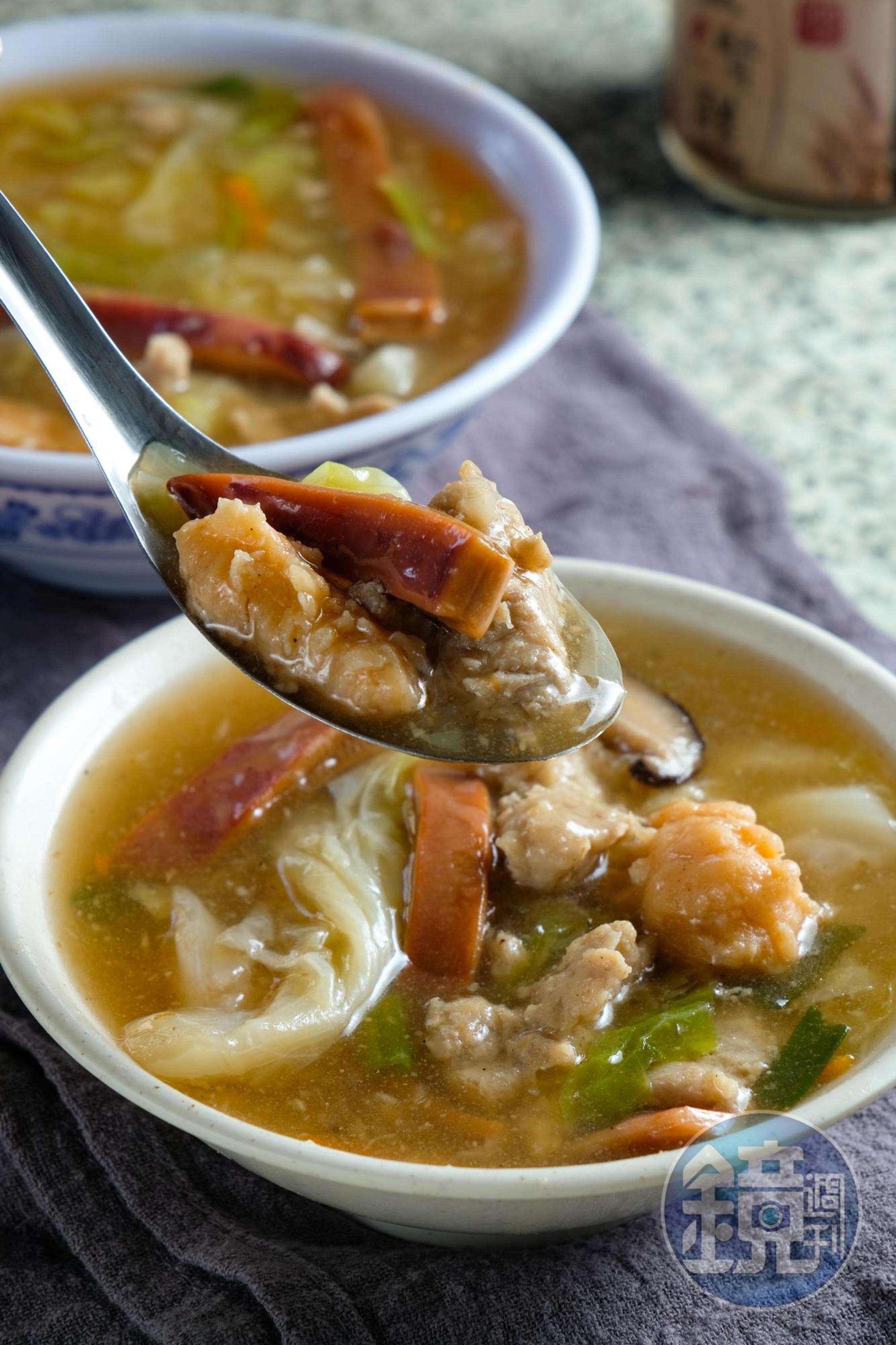 「五味焿」有魷魚、蝦仁羹、赤肉、香菇，第五味會視季節更換，冬天用高麗菜增添蔬菜甜味，料多味美。（40元／碗）